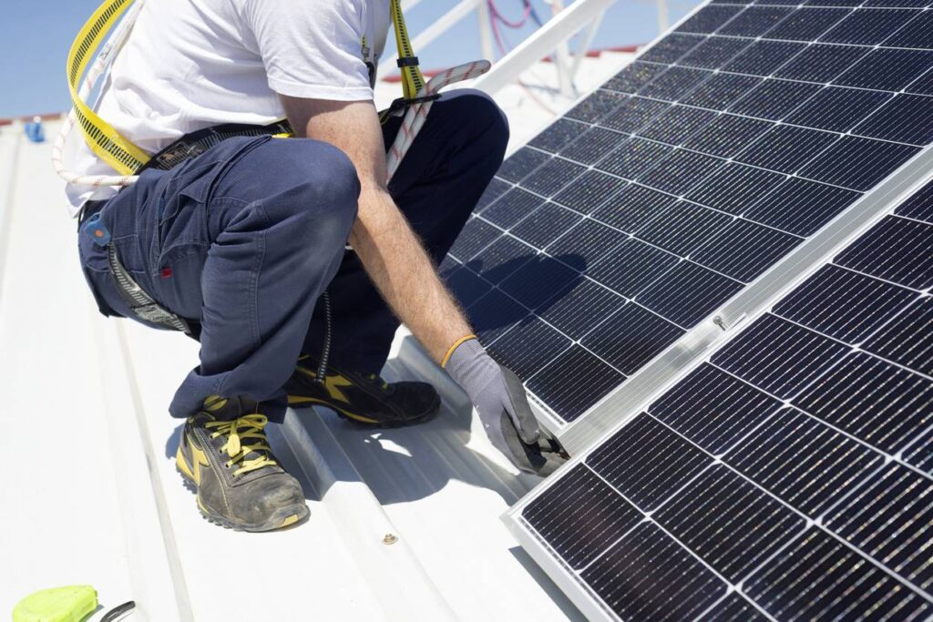 Maison panneaux photovoltaïques solaires autoconsommation autarcie habitat moderne écologie énergie
