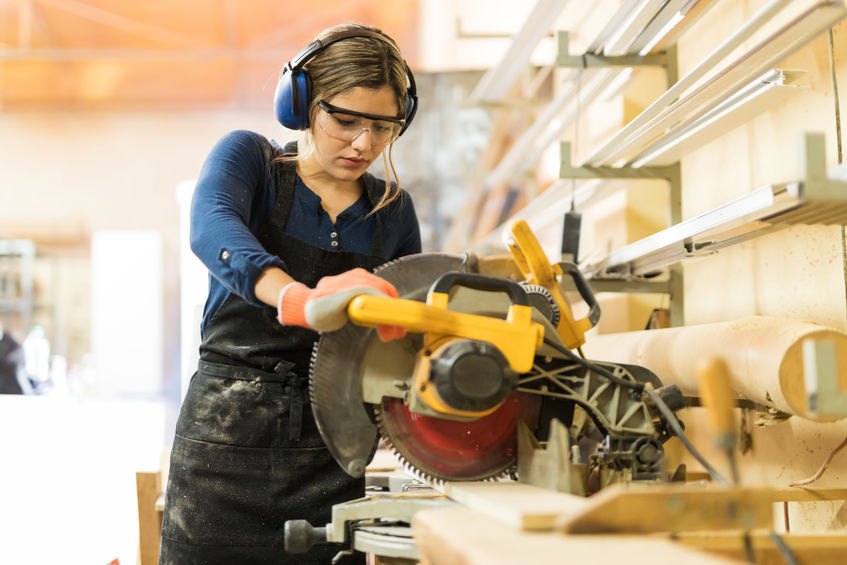 Femme travaillant dans un atelier